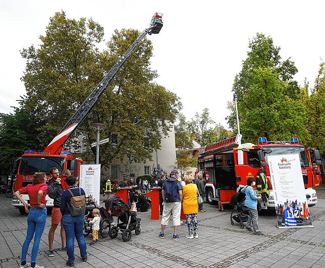 Treffpunkt für Familien war der Augustinerplatz, denn die Feuerwehr lud auch zu Fahrten mit der Drehleiter.