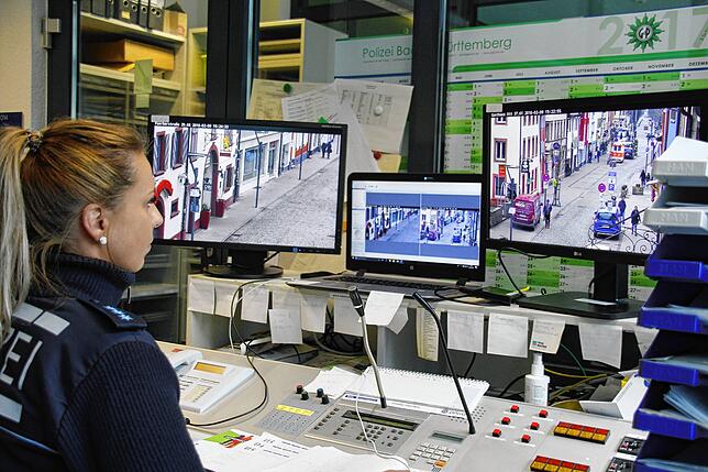 In der Polizeiwache in der Villinger Waldstraße können die Beamten, hier Polizeiobermeisterin Sandra Erbe bei der Überwachung im Jahr ...