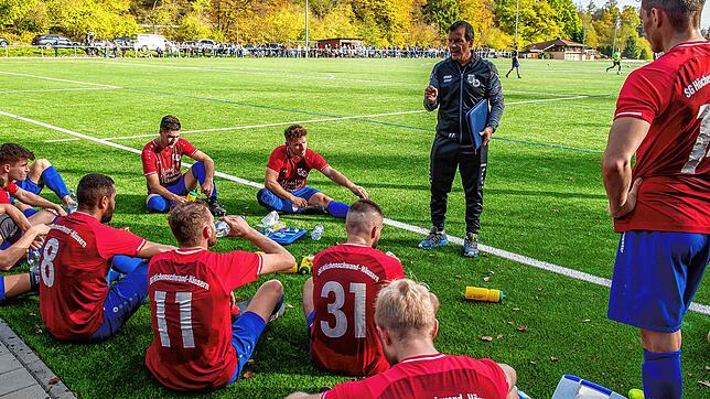 Alle mal herhören: Trainer Guiseppe Pavano von der SG Höchenschwand/Häusern wird seinen Spielern für das Spitzenspiel gegen den FC ...