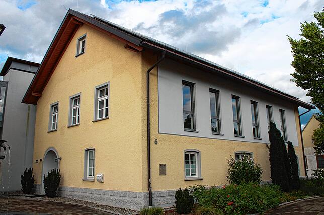 Im Dorfgemeinschaftshaus (DGH) hat unter anderem der Nachbarschaftshilfeverein Hand in Hand sein Büro. Außen hängt ein Briefkasten als ...