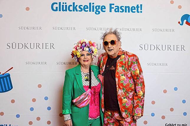 Bild 12: Bilder der SWR-Fasnacht im Konzil: Strahlende Narren vor der SÜDKURIER-VIP-Wand