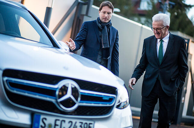 Daimler-Vorstand Ola Källenius (links) zeigt Ministerpräsident Winfried Kretschmann den Mercedes-Benz GLC F-Cell.