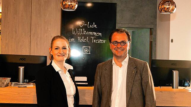 Leiten das Hotel Trezor in Singen im Team: Hotelmanagerin Cathrin Dieterle und Inhaber Markus Kümmerle (v.l.).