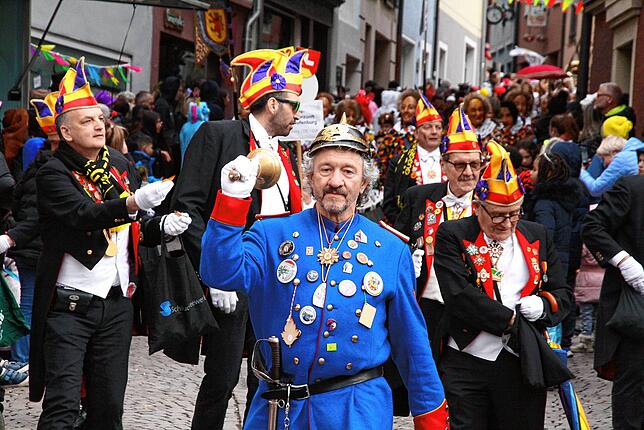 An der Spitze ging Narrenpolizist Jonny Böhler, gefolgt vom Elferrat Laufenburg.