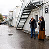Zwei Bewohner der Landeserstaufnahmeeinrichtung (LEA) in Freiburg stehen vor ihrem Wohncontainer und rauchen. Die Landesregierung ...