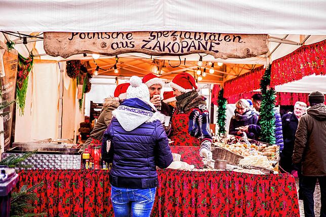 P wie Polen und Piroggen: Auch die Kulinarik auf dem Sternenmarkt ist landestypisch.