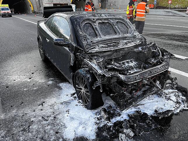 Auf der Autobahn A2 bei Sissach BL in Fahrtrichtung Basel brennt am 24. Dezember zwischen Ebenraintunnel und Ausfahrt Sissach ein Auto. ...