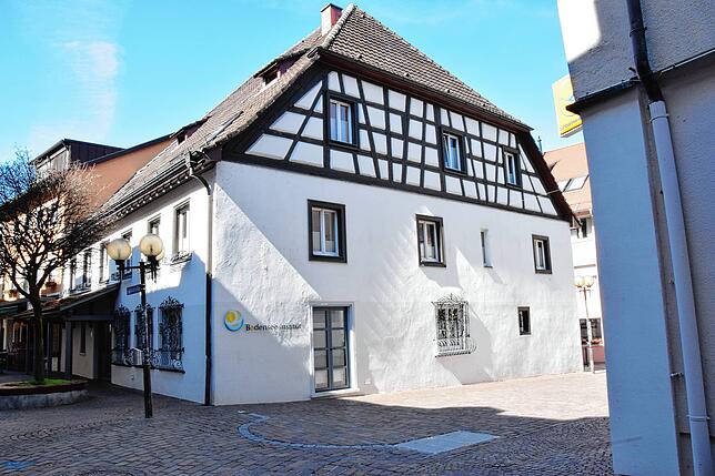 In dem Gebäude, in dem früher die Weinstube Der Baum beheimatet war, ist inzwischen das Bodensee-Institut untergebracht.