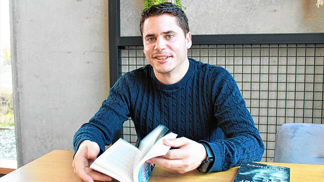 Autor Nicos Damery, der in Wahlwies aufgewachsen ist, hat seinen zweiten Roman herausgebracht: den 240-Seiten-Krimi &bdquo;In ...
