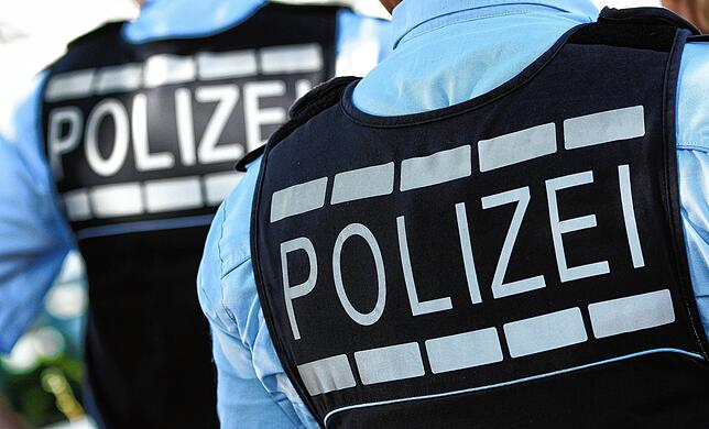 In Westen gekleidete Polizisten.