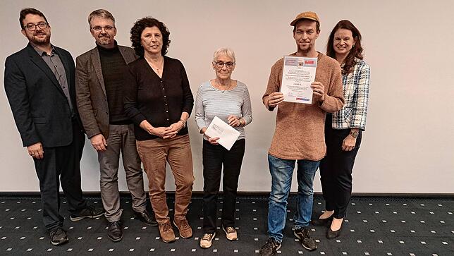 7. Platz: Die Naturschutzjugend des Nabus Waldshut-Tiengen gewinnt 1600 Euro. Von links: Markus Baier, Waldshut-Tiengens ...
