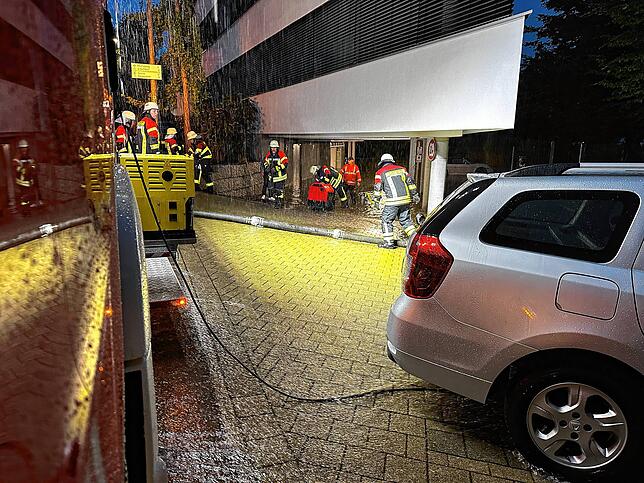 Mitglieder der Freiwilligen Feuerwehr Überlingen bei einem Einsatz am Sonntagabend in der Nußdorfer Straße. Wasser war in ein Gebäude ...