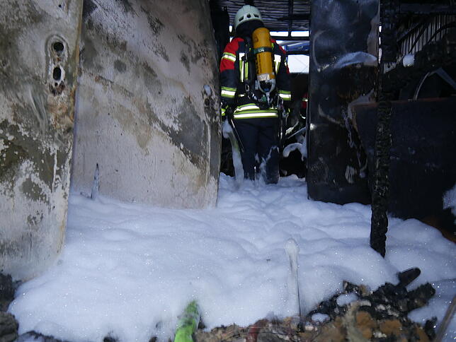 Überall auf dem Boden der Werkstatt liegt Löschschau. Die Feuerwehr hat durch ihr schnelles Eingreifen Schlimmeres verhindert.