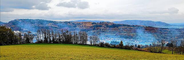 Blauer Dunst zieht im Talkessel Richtung Stockach.