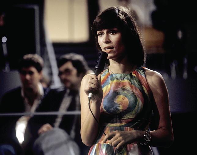 Schlagersängerin Mary Roos bei der Vorentscheidung zum "Grand Prix Eurovision" im Februar 1975 beim Hessischen Rundfunk.