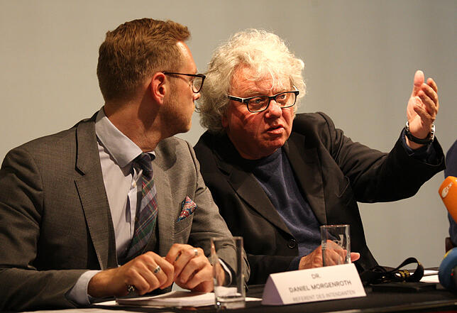 Christoph Nix (rechts) und sein Referent Daniel Morgenroth bei einer Pressekonferenz zur umstrittenen Inszenierung von „Mein ...