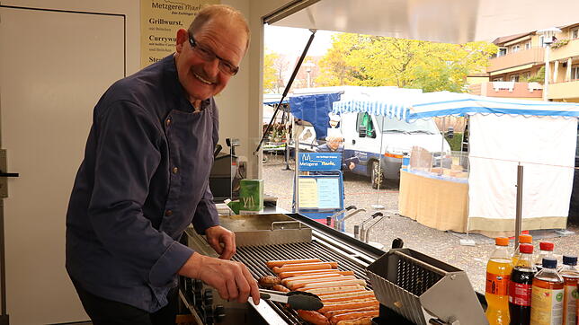 Metzgermeister Dieter Schulz kennt die wackelige Stromversorgung auf dem Donaueschinger Wochenmarkt. Mit seinem neuen Verkaufswagen ...