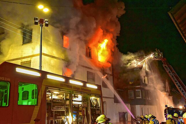 Die Flammen schlugen beim Eintreffen der Wehr aus den Fenstern und griffen auch auf das Dach des Nachbargebäudes über.
