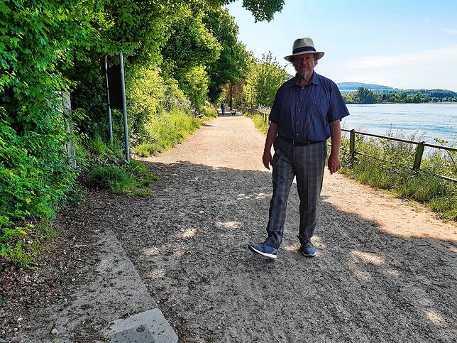 Rainer Feudel, Vorsitzender des Schwarzwaldvereins Waldsut-Tiengen, am Rhein in Waldshut. Der Weg ist Teil des mit der Touristinfo ...