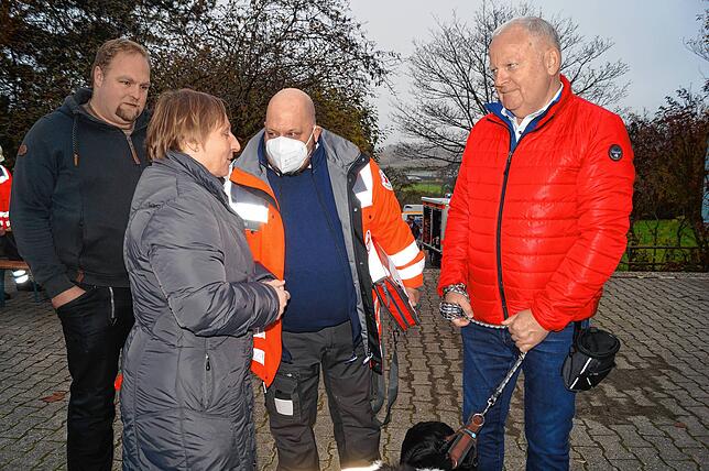 Fabian Matschinsky und Bettina Schweger mimen Eltern, die wegen des Brandes im Kindergarten aufgeregt sind. Beruhigt werden sie von ...