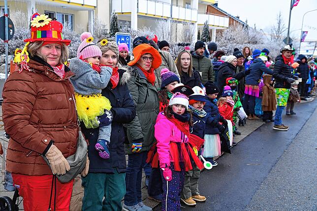 Tausende bunt kostümierte Zuschauer standen an den Straßenrändern.