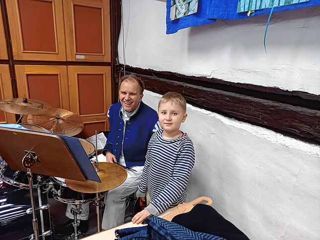 Stadtmusiker Benjamin Heil hat am Schlagzeug Unterstützung von seinem Sohn.
