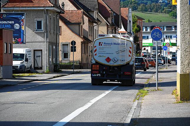 Der Weg für Fahrräder wird nach Abschluss der Bauarbeiten auf dem Niveau des Gehwegs sein: Dass Fahrzeuge auf dem Radweg fahren, wird ...