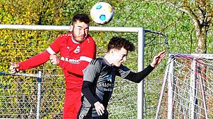 Kein Durchkommen: Marvin Laub vom FC Hochrhein ist im Kopfballduell mit Fabian Behringer zweiter Sieger.