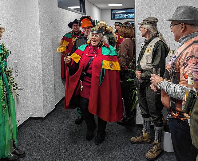 Mit Narrenpolizistin Beatrix I. an der Spitze ziehen die Narren ins Rathaus ein.