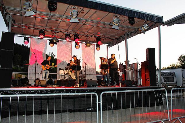 Auf der „Red Stage“ beim Topro-Firmenlager treten am Montagabend verschiede Künstler und Bands auf, die sich dem Appell der ...