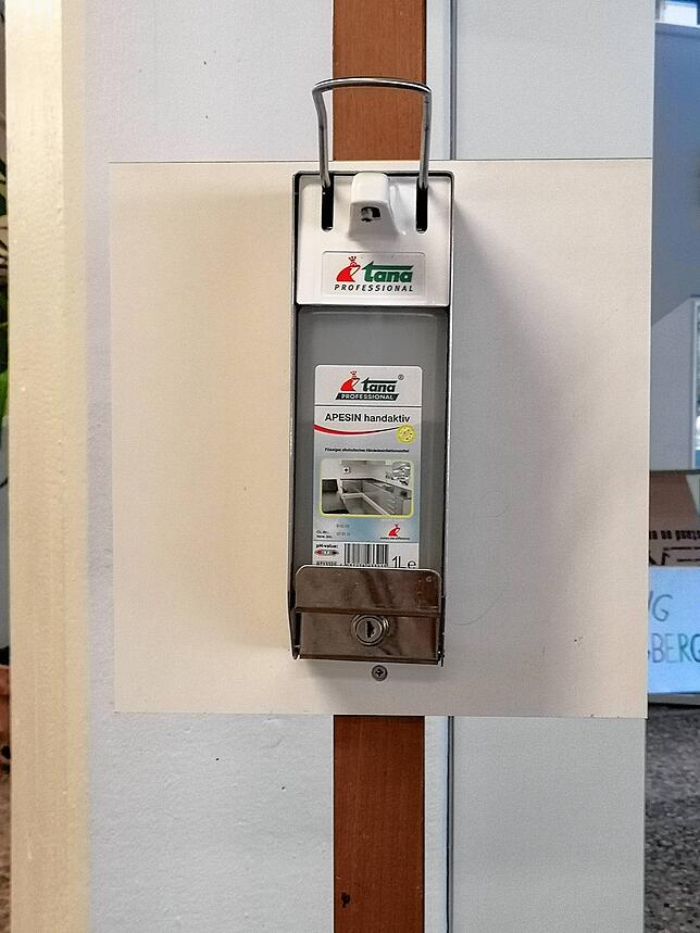 Der Spender mit Desinfektionsmittel steht im Eingangsbereich der Burgbergschule.
