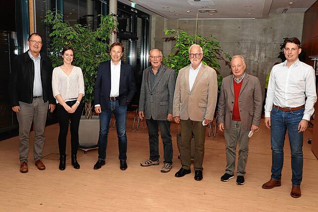 Die Volksbühne Singen hat einen neuen Vorstand gewählt. Im Bild (von links) Stephan Glunk (2. Vorsitzender), Magdalena Steinebach ...