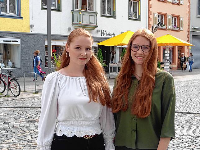 Sie sind eineiige Zwillinge: Susanne (links) und Judith Marks.