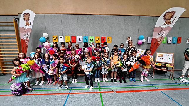 27 Kinder sind in die Klasse 1b der Anton-Leo-Schule eingeschult worden. Klassenlehrerinnen sind Nathalie Schwarz (rechts) und Annalena ...