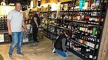 Der Countdown läuft. 30.000 Artikel werden im neuen Edeka in Geisingen angeboten. Regal für Regal wird aufgefüllt und bestückt. Holger ...