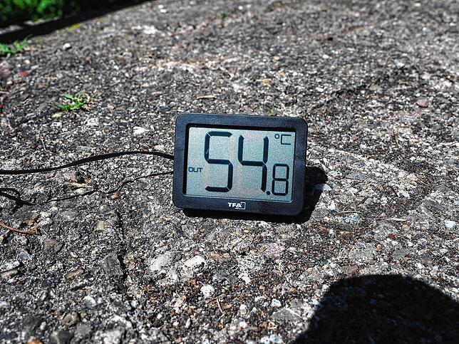 Vor dem Klettgau-Gymnasium in Tiengen heizte sich der Asphalt am Nachmittag auf 54,8 Grad Celsius auf.