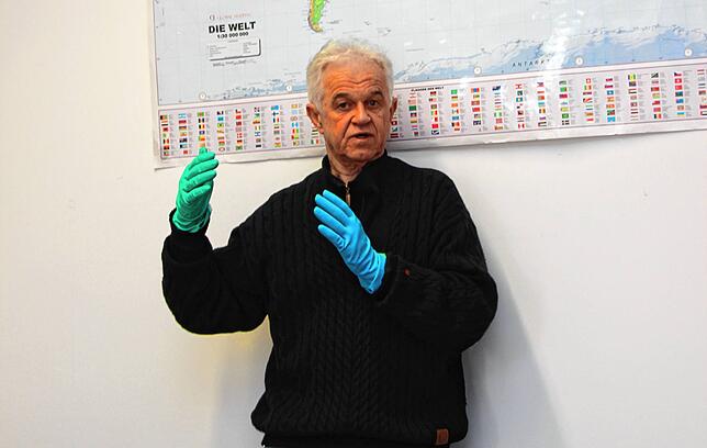 Bernhard Grunewald trägt symbolisch einen blauen und einen grünen Handschuh, um die gute Zusammenarbeit zwischen dem Verein ...