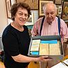 Barbara Rueb, eine Nachkommin von Josef Anton Rueb, übergibt dem Stadtarchiv dessen literarischen Nachlass. Rechts Stadtarchivar und ...