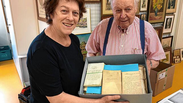 Barbara Rueb, eine Nachkommin von Josef Anton Rueb, übergibt dem Stadtarchiv dessen literarischen Nachlass. Rechts Stadtarchivar und ...
