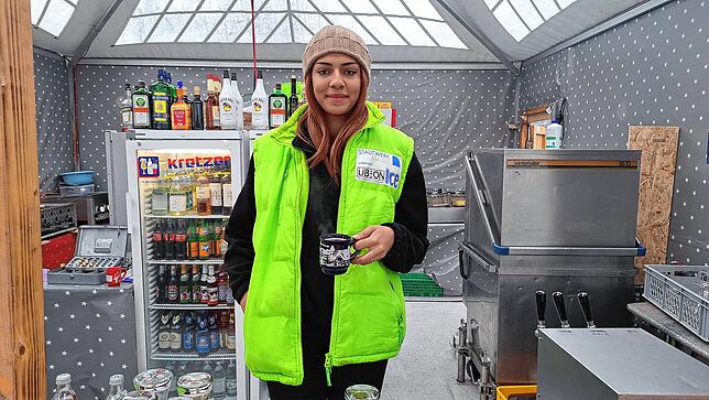 Alexa Strassner verkauft neben der Eisbahn Glühwein und spezielle Glühdrinks.