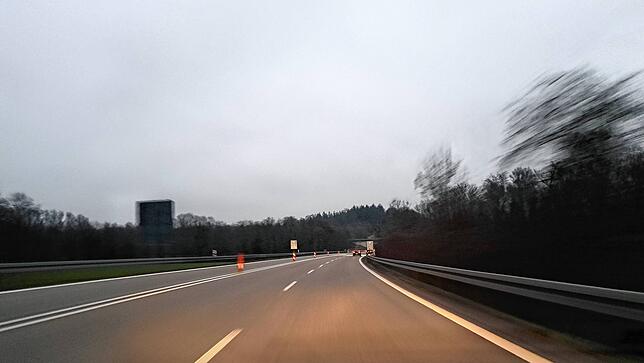 In dieser langgezogenen Kurve nahe dem Heidenäckertunnel bei Lauchringen kommt es im März zum tödlichen Unfall.