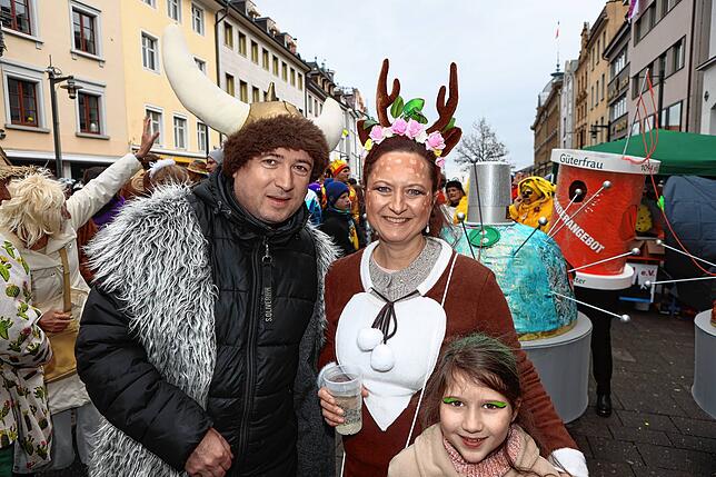 Bild 17: Schmotziger Dunschtig 2024: Die Marktstätte ist komplett in Narrenhand!