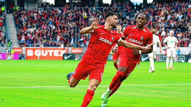 Vincenzo Grifo (l.) freut sich mit Adamu über sein 1:0 gegen Augsburg. Bild: Hahne
