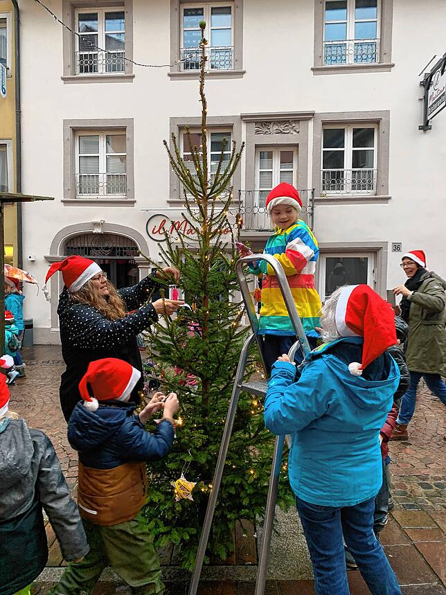 Der Schul-Kindergarten der Carl-Heinrich-Rösch-Schule Tiengen verziert gleich zwei Bäume. Die Kinder sind trotz strömendem Regen in ...
