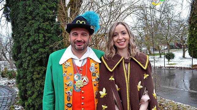Bienenkönigin Simone I. (Simone Gabele, rechts) repräsentiert die Binker im Saudorfer Teilort Boll. Die Bestätigung für ihre ...