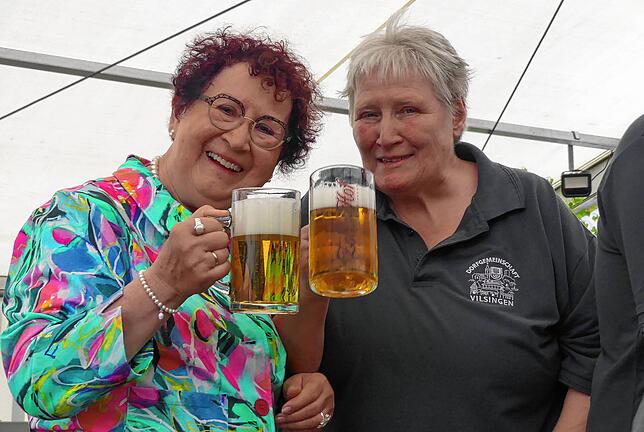 Das erste Bier nach dem erfolgreichen Anstich schmeckt besonders gut – Gerlinde Kretzschmann mit Ortsvorsteherin Victoria Gombold-Diels.