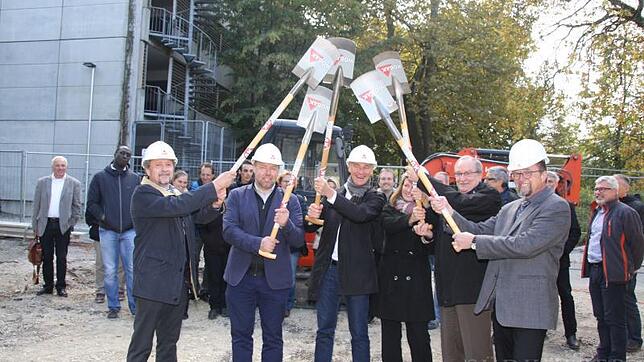 Ein Leuchtturm-Vorhaben in der Schottenstraße: Auf dem früheren städtischen Parkplatz entstehen Wohnungen für bis zu 32 Flüchtlinge. Die ...