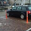 Auf dem Markdorfer Marktplatz: Diese Pfosten stellen sicher, dass der behindertengerechte Parkplatz in voller Breite zur Verfügung ...