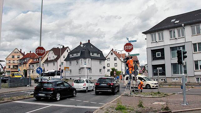 Mitarbeiter der Stadt montieren neue, intelligente Ampeln an der Villinger Straße in Schwenningen. Näschtes Jahr wird die Modernisierung ...
