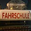 &bdquo;Fahrschule&ldquo; steht auf einem Auto der Fahrschule Hamberger in Villingen-Schwenningen: Immer öfter tun sich ...